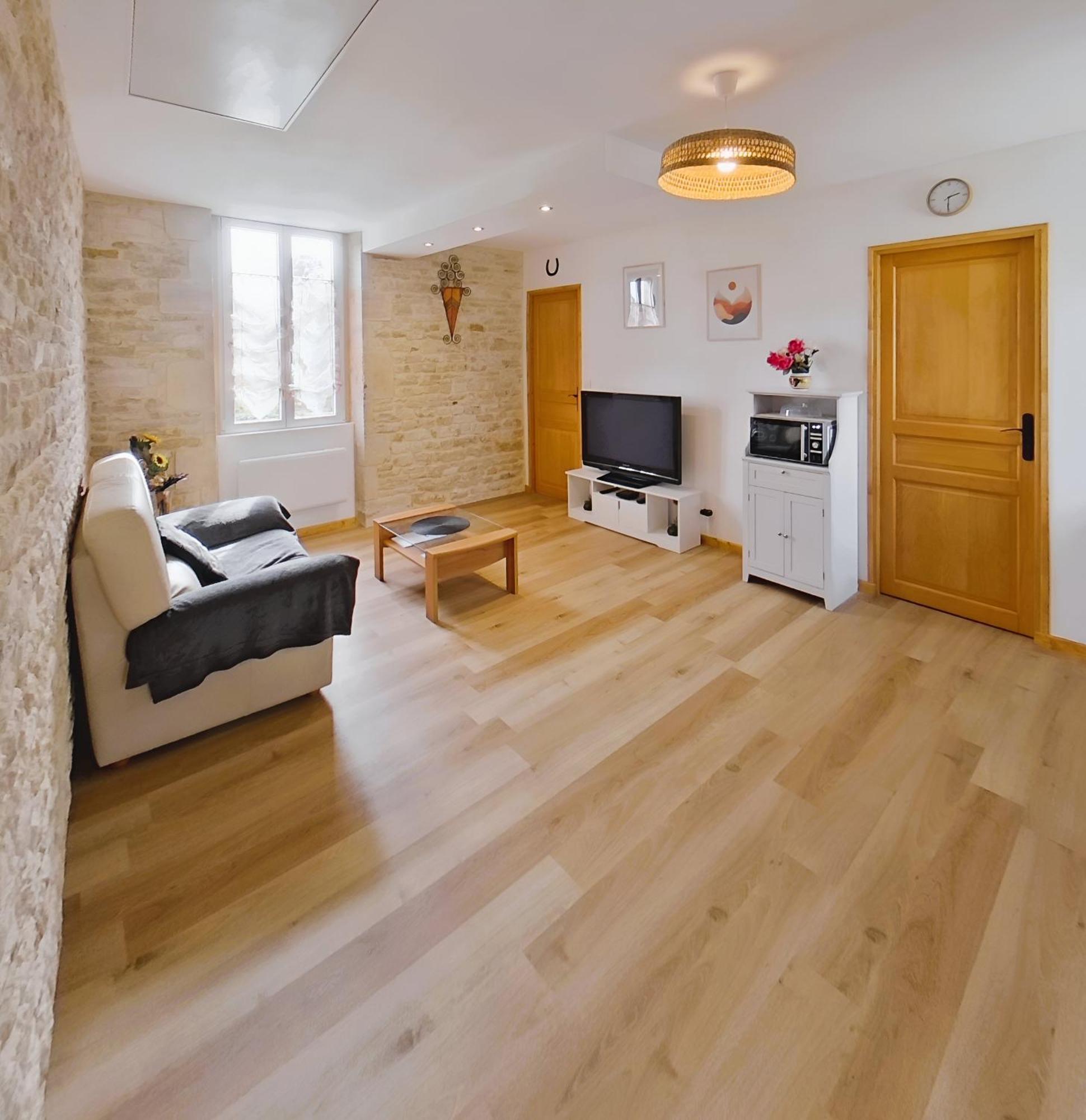Cosy Parking Prive Situe Au Coeur Du Village Reviers